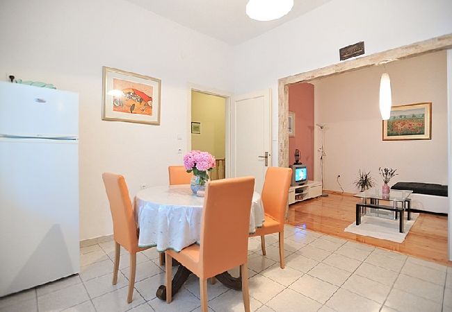 Apartament w Poljana - Apartament w Poljana z Widok na morze, taras, Klimatyzacja, WIFI (3617-1) Apartament w Poljana - Apartament w Poljana z Widok na morze, taras, Klimatyzacja, WIFI (3617-1)