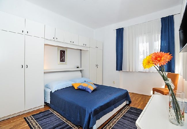 Apartament w Poljana - Apartament w Poljana z Widok na morze, taras, Klimatyzacja, WIFI (3617-1) Apartament w Poljana - Apartament w Poljana z Widok na morze, taras, Klimatyzacja, WIFI (3617-1)