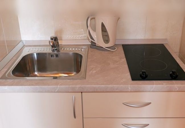 Studio w Tucepi - Apartament Studio w Tučepi z Widok na morze, balkon, Klimatyzacja, WIFI (3674-4) Studio w Tucepi - Apartament Studio w Tučepi z Widok na morze, balkon, Klimatyzacja, WIFI (3674-4)