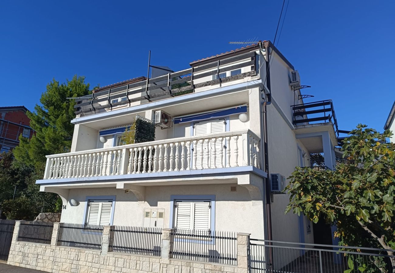 Apartament w Novi Vinodolski - Apartament wakacyjny w Novi Vinodolski z widokiem na morze, tarasem, klimatyzacją i Wi-Fi (3667-1)