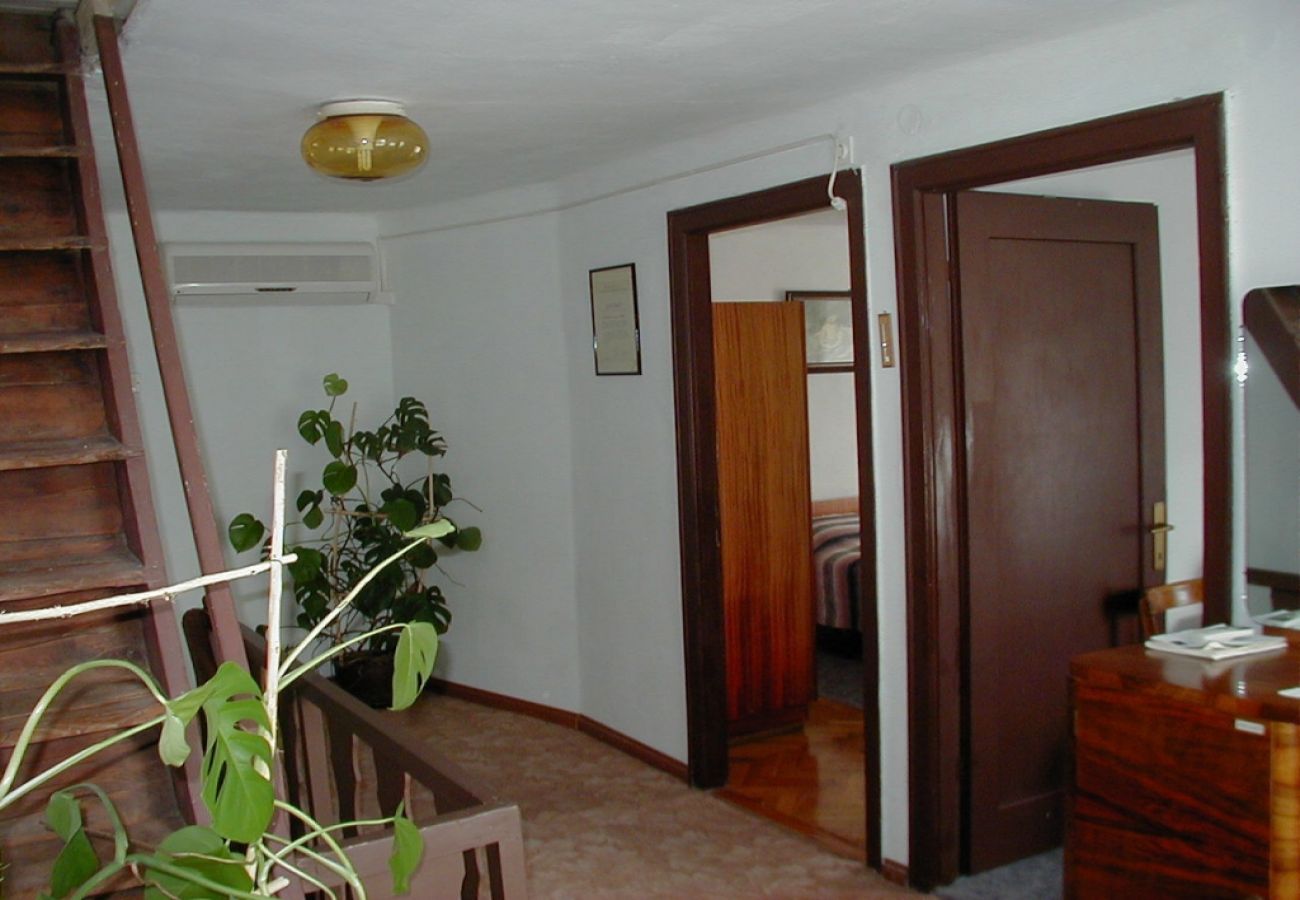 Apartament w Supetarska Draga - Apartament w Supetarska Draga z Widok na morze, taras, Klimatyzacja, WIFI (3750-1)