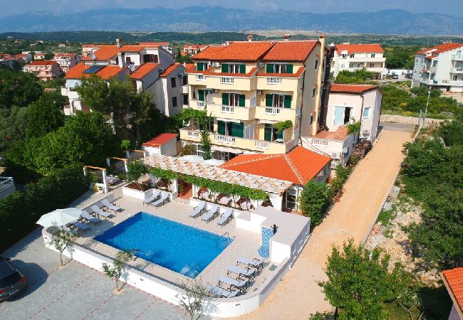 Pokój w Novalja - Pokój w Novalja z Widok na morze, balkon, Klimatyzacja, WIFI (3764-10) Pokój w Novalja - Pokój w Novalja z Widok na morze, balkon, Klimatyzacja, WIFI (3764-10)