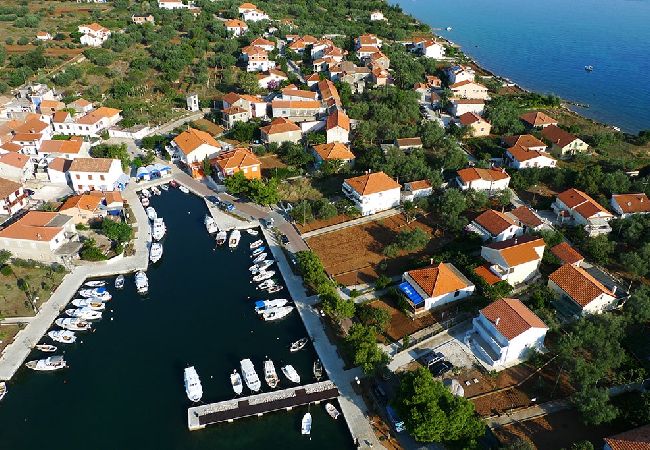 Apartament w Poljana - Apartament w Poljana z Widok na morze, taras, Klimatyzacja, WIFI (4232-1) Apartament w Poljana - Apartament w Poljana z Widok na morze, taras, Klimatyzacja, WIFI (4232-1)