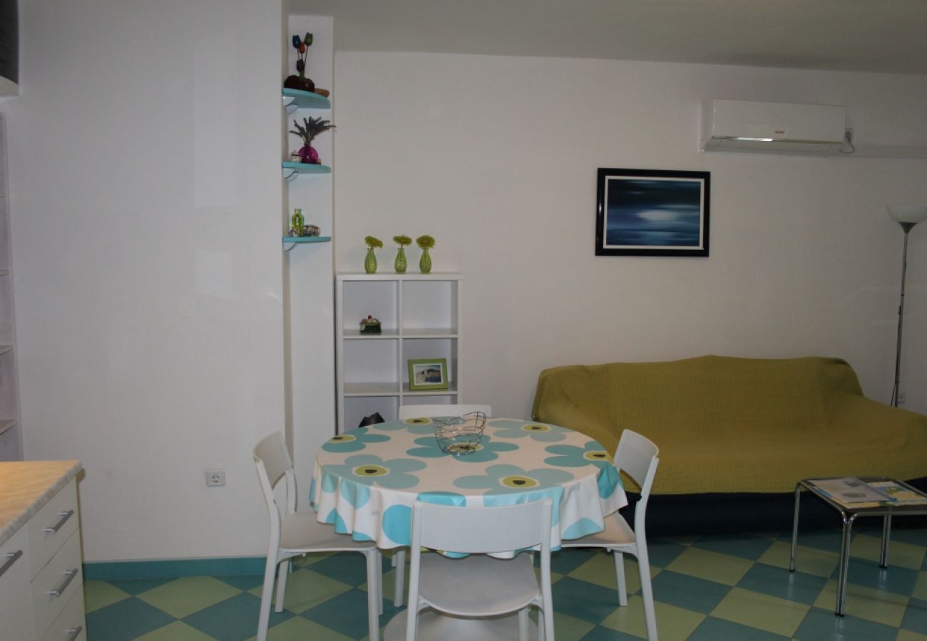 Apartament w Tribunj - Apartament w Tribunj z taras, Klimatyzacja, WIFI (4303-4)