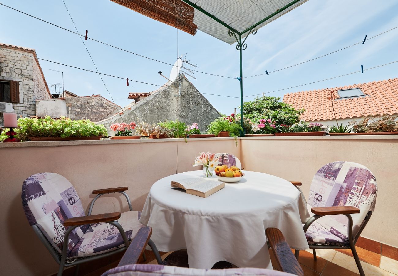 Pokój w Trogir - Pokój w Trogir z balkon, Klimatyzacja, WIFI (4324-3)