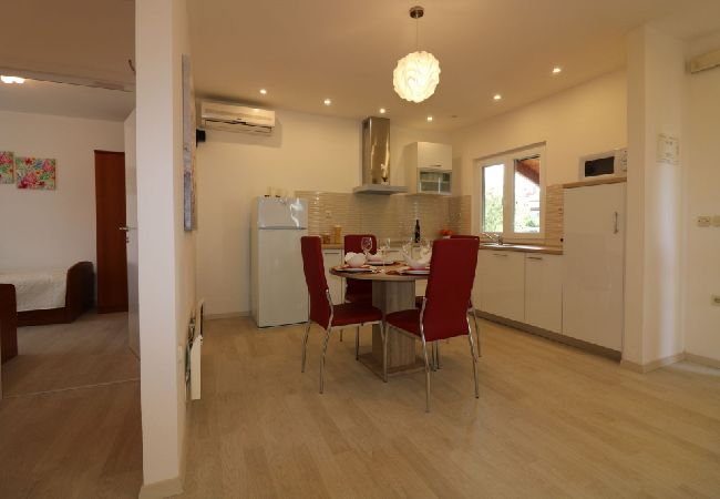 Dom w Porec - Domek wypoczynkowy w Poreč z taras, Klimatyzacja, WIFI, Zmywarka (4400-6) Dom w Porec - Domek wypoczynkowy w Poreč z taras, Klimatyzacja, WIFI, Zmywarka (4400-6)