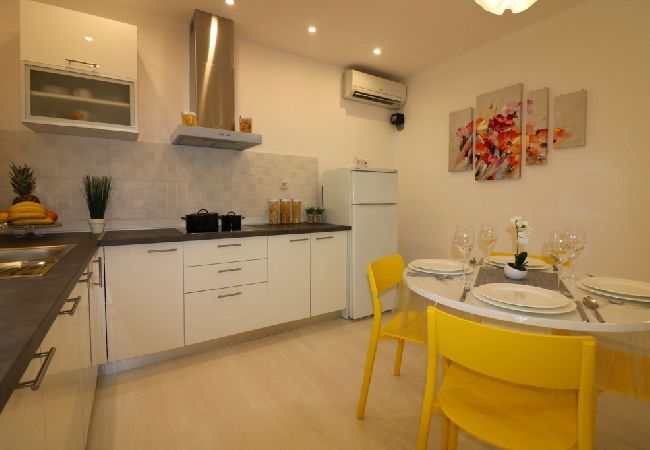 Dom w Porec - Domek wypoczynkowy w Poreč z taras, Klimatyzacja, WIFI, Zmywarka (4400-5) Dom w Porec - Domek wypoczynkowy w Poreč z taras, Klimatyzacja, WIFI, Zmywarka (4400-5)