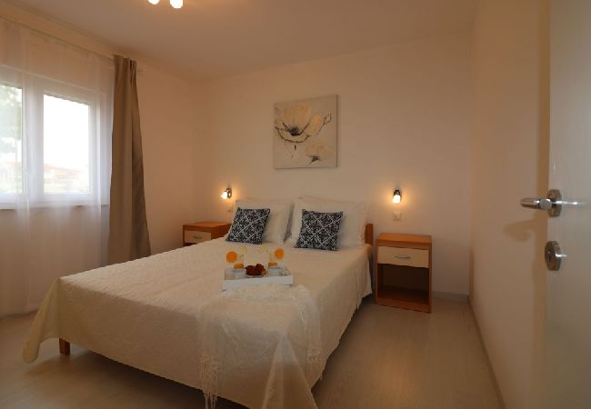 Dom w Porec - Domek wypoczynkowy w Poreč z taras, Klimatyzacja, WIFI, Zmywarka (4400-5) Dom w Porec - Domek wypoczynkowy w Poreč z taras, Klimatyzacja, WIFI, Zmywarka (4400-5)