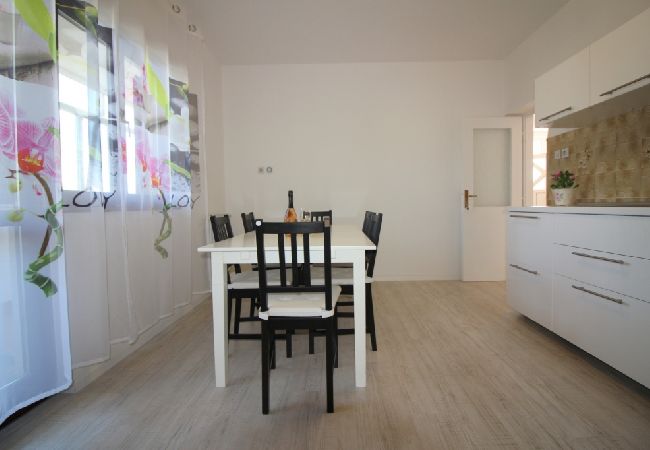 Apartament w Porec - Apartament w Poreču z tarasem, klimatyzacją, Wi-Fi, zmywarką (4400-10) Apartament w Porec - Apartament w Poreču z tarasem, klimatyzacją, Wi-Fi, zmywarką (4400-10)