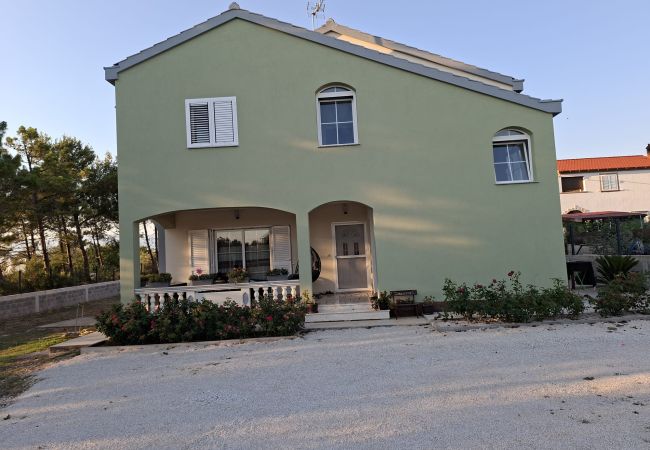 Apartament w Vrsi - Apartament w Vrsi z balkon, Klimatyzacja, WIFI (4494-3)