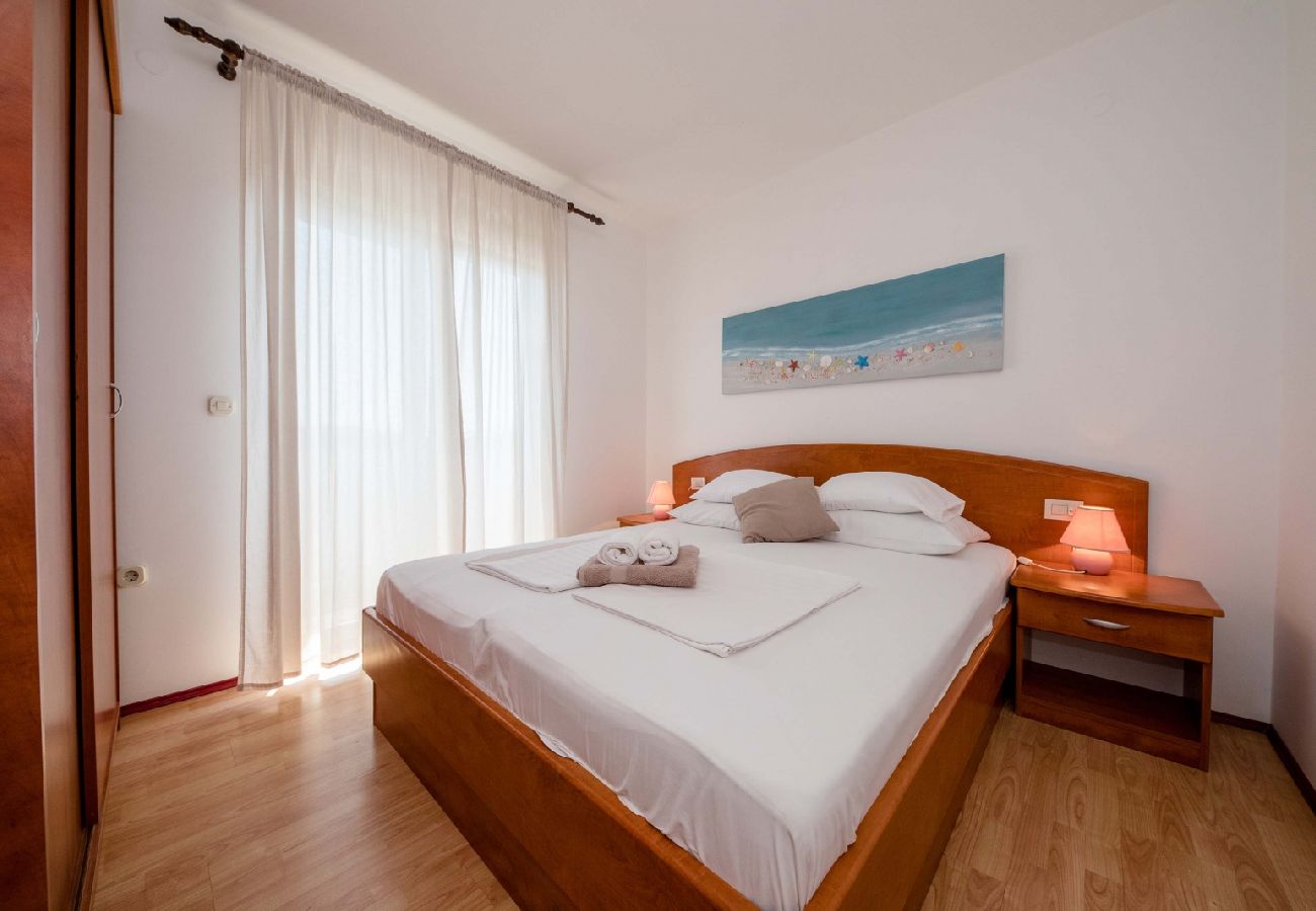 Apartament w Supetarska Draga - Apartament w Supetarska Draga z Widok na morze, balkon, Klimatyzacja, WIFI (4551-1)