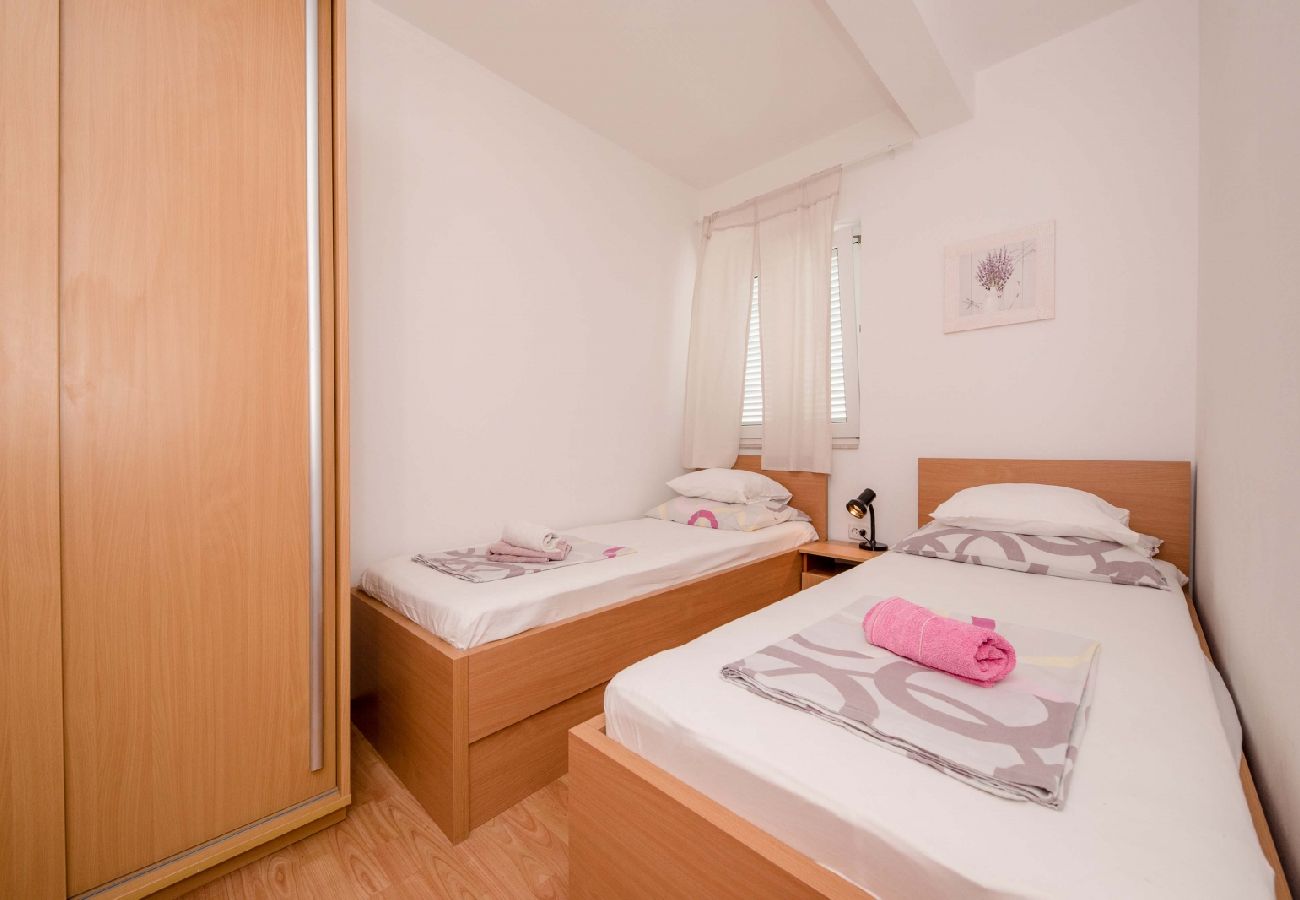 Apartament w Supetarska Draga - Apartament w Supetarska Draga z Widok na morze, balkon, Klimatyzacja, WIFI (4551-1)