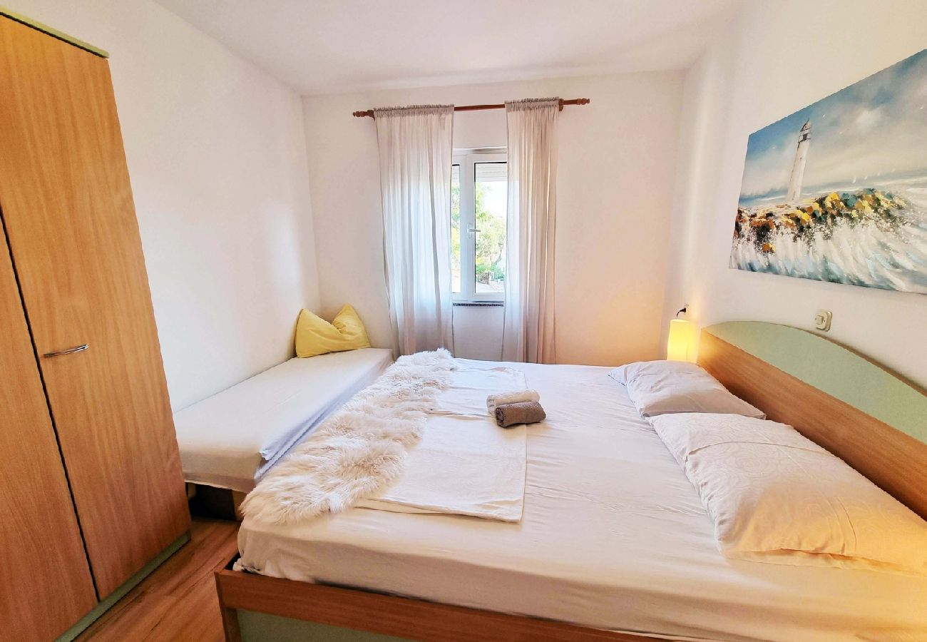 Apartament w Supetarska Draga - Apartament w Supetarska Draga z Widok na morze, taras, Klimatyzacja, WIFI (4551-3)