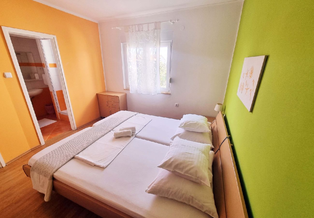 Apartament w Supetarska Draga - Apartament w Supetarska Draga z Widok na morze, taras, Klimatyzacja, WIFI (4551-2)