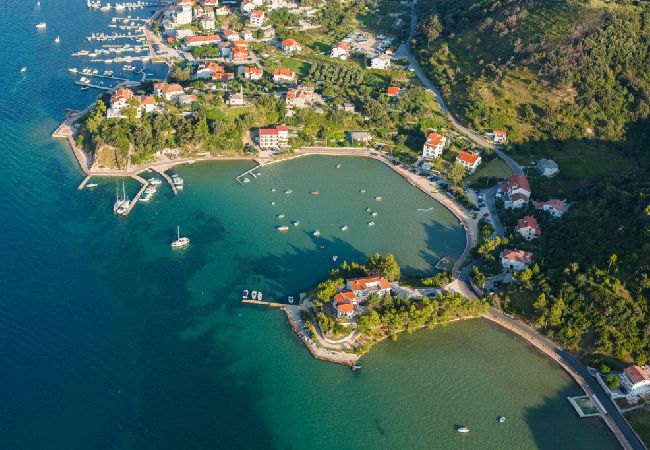 Apartament w Supetarska Draga - Apartament w Supetarska Draga z Widok na morze, taras, Klimatyzacja, WIFI (4552-10) Apartament w Supetarska Draga - Apartament w Supetarska Draga z Widok na morze, taras, Klimatyzacja, WIFI (4552-10)