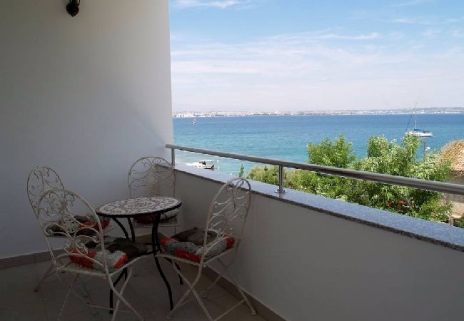 Apartament w Preko - Apartament wakacyjny w Preko z tarasem, klimatyzacją, Wi-Fi, pralką (4568-3) Apartament w Preko - Apartament wakacyjny w Preko z tarasem, klimatyzacją, Wi-Fi, pralką (4568-3)