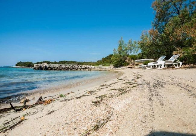 Dom w Pašman - Robinson dom w Pašman z Widok na morze, taras, Klimatyzacja, WIFI (4654-1) Dom w Pašman - Robinson dom w Pašman z Widok na morze, taras, Klimatyzacja, WIFI (4654-1)