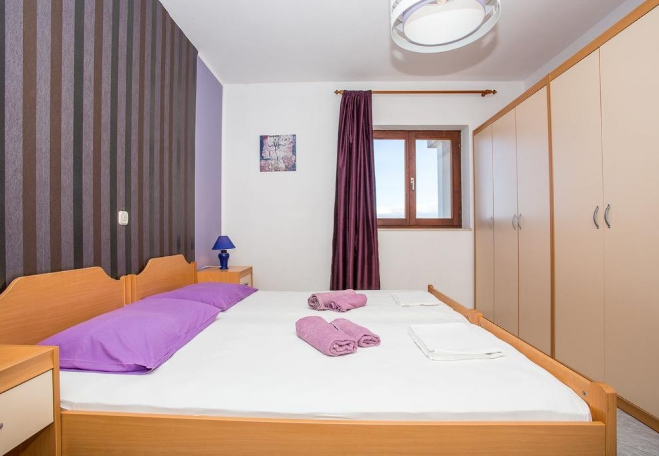 Apartament w Njivice - Apartament w Njivice z Widok na morze, balkon, Klimatyzacja, WIFI (4687-1)