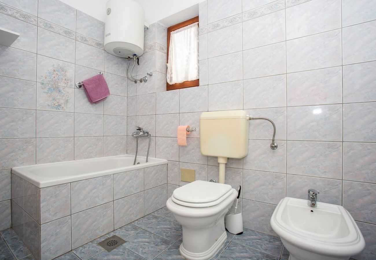 Apartament w Njivice - Apartament w Njivice z Widok na morze, balkon, Klimatyzacja, WIFI (4687-2)