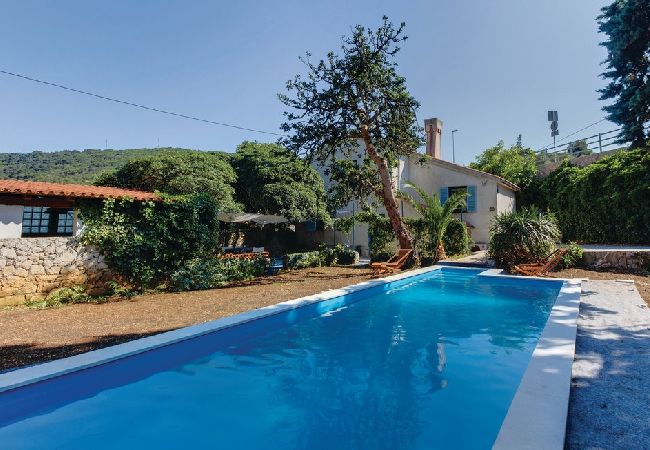 Dom w Mali Lošinj - Domek wypoczynkowy w Mali Lošinj z taras, Klimatyzacja, WIFI, Pralka (4780-1) Dom w Mali Lošinj - Domek wypoczynkowy w Mali Lošinj z taras, Klimatyzacja, WIFI, Pralka (4780-1)