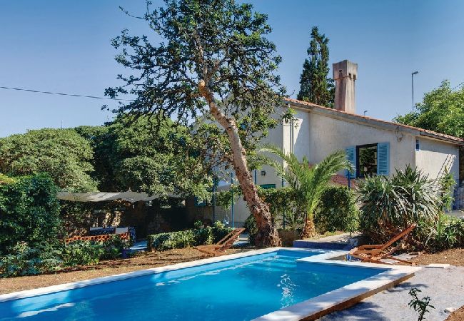 Dom w Mali Lošinj - Domek wypoczynkowy w Mali Lošinj z taras, Klimatyzacja, WIFI, Pralka (4780-1) Dom w Mali Lošinj - Domek wypoczynkowy w Mali Lošinj z taras, Klimatyzacja, WIFI, Pralka (4780-1)