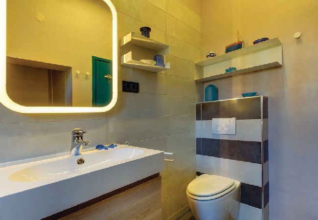 Dom w Mali Lošinj - Domek wypoczynkowy w Mali Lošinj z taras, Klimatyzacja, WIFI, Pralka (4780-1) Dom w Mali Lošinj - Domek wypoczynkowy w Mali Lošinj z taras, Klimatyzacja, WIFI, Pralka (4780-1)