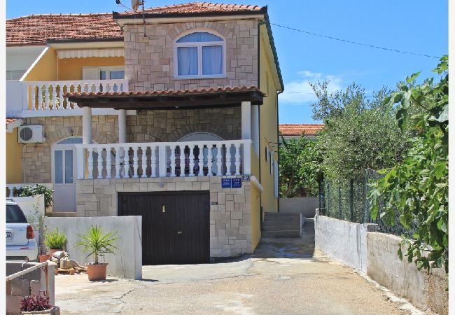 Apartament w Slatine - Apartament w Slatine z Widok na morze, balkon, Klimatyzacja, WIFI (4782-1) Apartament w Slatine - Apartament w Slatine z Widok na morze, balkon, Klimatyzacja, WIFI (4782-1)