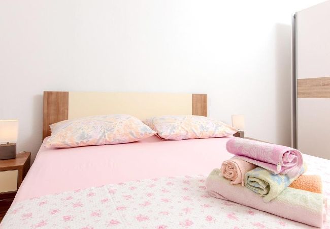 Apartament w Slatine - Apartament w Slatine z Widok na morze, balkon, Klimatyzacja, WIFI (4784-1) Apartament w Slatine - Apartament w Slatine z Widok na morze, balkon, Klimatyzacja, WIFI (4784-1)