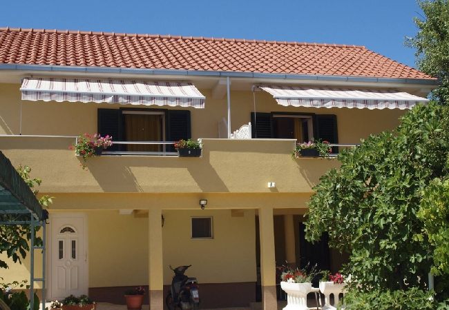 Apartament w Slatine - Apartament w Slatine z Widok na morze, balkon, Klimatyzacja, WIFI (4784-1) Apartament w Slatine - Apartament w Slatine z Widok na morze, balkon, Klimatyzacja, WIFI (4784-1)