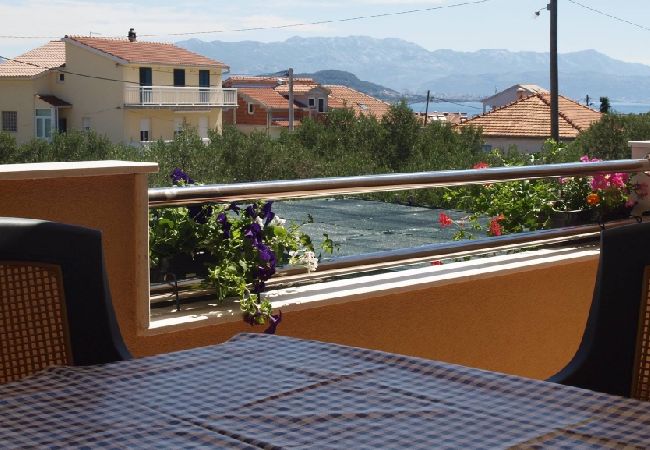 Apartament w Slatine - Apartament w Slatine z Widok na morze, balkon, Klimatyzacja, WIFI (4784-2) Apartament w Slatine - Apartament w Slatine z Widok na morze, balkon, Klimatyzacja, WIFI (4784-2)