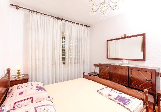 Apartament w Slatine - Apartament w Slatine z taras, Klimatyzacja, WIFI, Pralka (4784-3) Apartament w Slatine - Apartament w Slatine z taras, Klimatyzacja, WIFI, Pralka (4784-3)