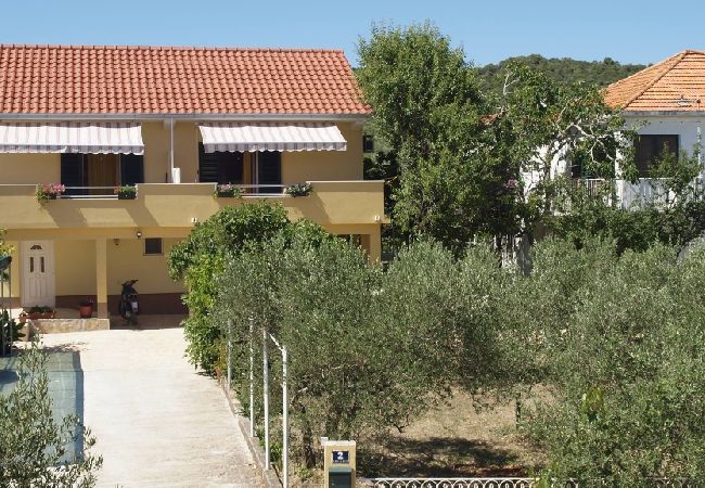 Apartament w Slatine - Apartament w Slatine z taras, Klimatyzacja, WIFI, Pralka (4784-3) Apartament w Slatine - Apartament w Slatine z taras, Klimatyzacja, WIFI, Pralka (4784-3)