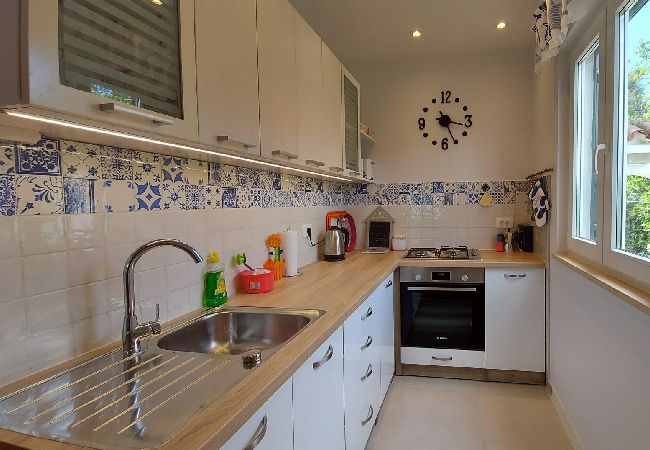 Apartament w Slatine - Apartament w Slatine z Widok na morze, taras, WIFI (4785-1) Apartament w Slatine - Apartament w Slatine z Widok na morze, taras, WIFI (4785-1)