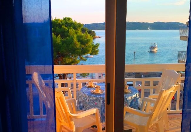 Apartament w Trogir - Apartament w Trogir z Widok na morze, balkon, Klimatyzacja, WIFI (4786-1) Apartament w Trogir - Apartament w Trogir z Widok na morze, balkon, Klimatyzacja, WIFI (4786-1)