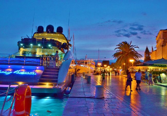 Apartament w Trogir - Apartament w Trogir z Widok na morze, balkon, Klimatyzacja, WIFI (4786-1) Apartament w Trogir - Apartament w Trogir z Widok na morze, balkon, Klimatyzacja, WIFI (4786-1)