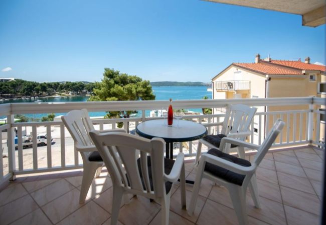 Apartament w Trogir - Apartament w Trogir z Widok na morze, balkon, Klimatyzacja, WIFI (4786-1) Apartament w Trogir - Apartament w Trogir z Widok na morze, balkon, Klimatyzacja, WIFI (4786-1)