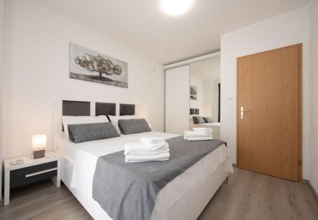 Apartament w Trogir - Apartament w Trogir z Widok na morze, balkon, Klimatyzacja, WIFI (4786-1) Apartament w Trogir - Apartament w Trogir z Widok na morze, balkon, Klimatyzacja, WIFI (4786-1)