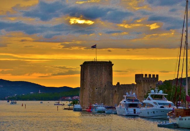 Apartament w Trogir - Apartament w Trogir z Widok na morze, balkon, Klimatyzacja, WIFI (4786-2) Apartament w Trogir - Apartament w Trogir z Widok na morze, balkon, Klimatyzacja, WIFI (4786-2)