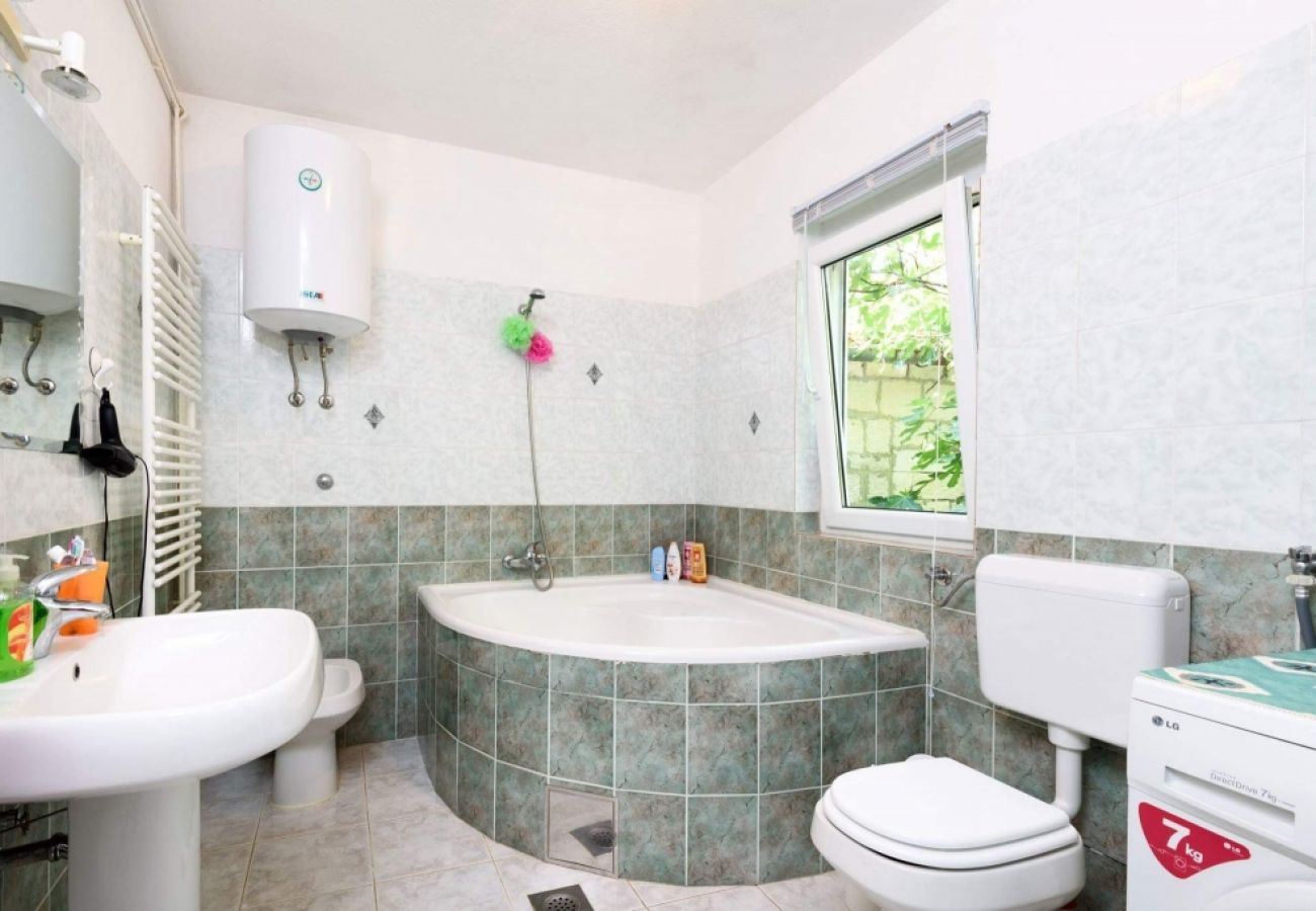 Apartament w Okrug Donji - Apartament w Okrug Donji z taras, Klimatyzacja, WIFI, Pralka (4864-1)