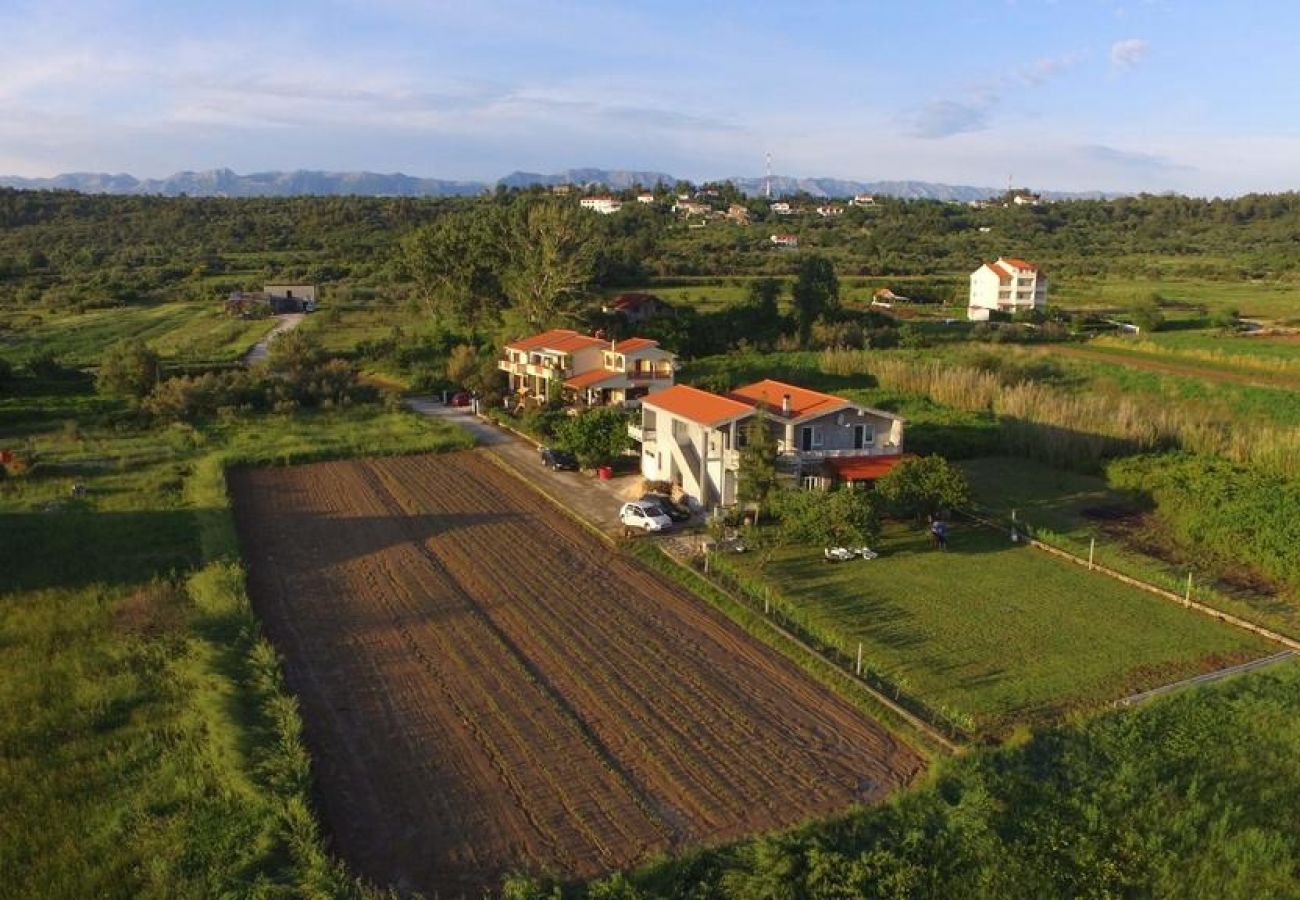 Dom w Ljubac - Domek wypoczynkowy w Ljubač z Widok na morze, taras, Klimatyzacja, WIFI (4851-1)