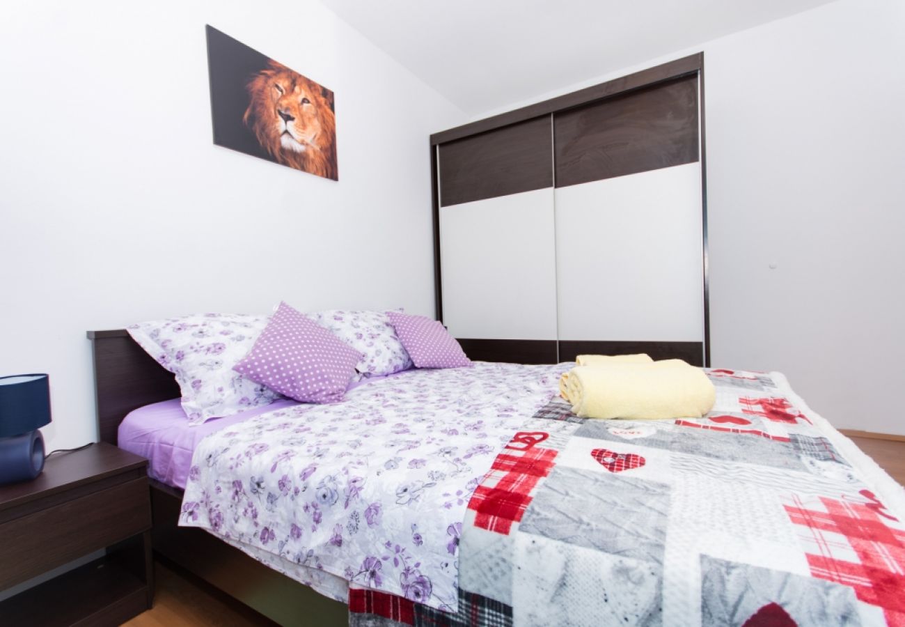 Apartament w Okrug Gornji - Apartament w Okrug Gornji z Widok na morze, taras, Klimatyzacja, WIFI (4882-3)