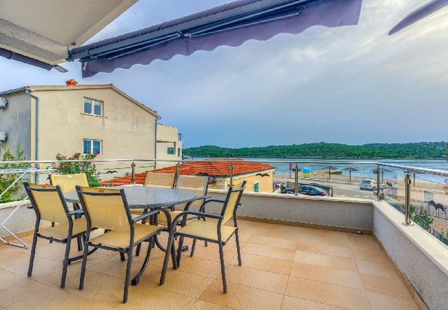 Apartament w Pirovac - Apartament w Pirovac z Widok na morze, taras, Klimatyzacja, WIFI (4925-1) Apartament w Pirovac - Apartament w Pirovac z Widok na morze, taras, Klimatyzacja, WIFI (4925-1)