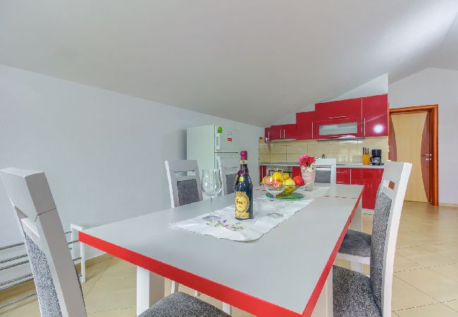 Apartament w Pirovac - Apartament w Pirovac z Widok na morze, taras, Klimatyzacja, WIFI (4925-1) Apartament w Pirovac - Apartament w Pirovac z Widok na morze, taras, Klimatyzacja, WIFI (4925-1)