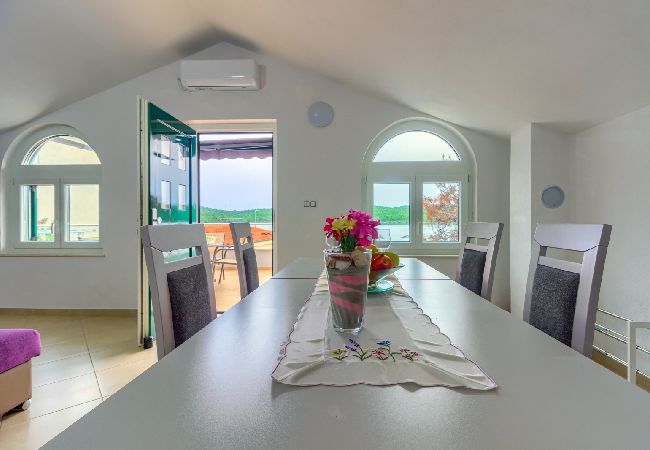 Apartament w Pirovac - Apartament w Pirovac z Widok na morze, taras, Klimatyzacja, WIFI (4925-1) Apartament w Pirovac - Apartament w Pirovac z Widok na morze, taras, Klimatyzacja, WIFI (4925-1)