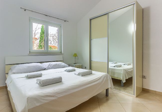 Apartament w Pirovac - Apartament w Pirovac z Widok na morze, taras, Klimatyzacja, WIFI (4925-1) Apartament w Pirovac - Apartament w Pirovac z Widok na morze, taras, Klimatyzacja, WIFI (4925-1)