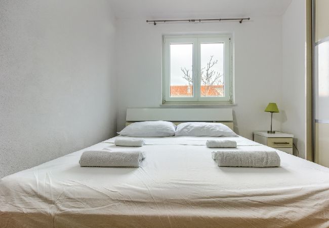 Apartament w Pirovac - Apartament w Pirovac z Widok na morze, taras, Klimatyzacja, WIFI (4925-1) Apartament w Pirovac - Apartament w Pirovac z Widok na morze, taras, Klimatyzacja, WIFI (4925-1)