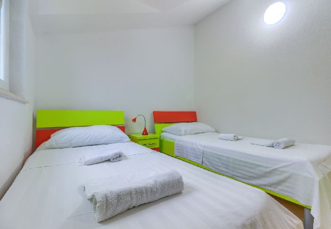 Apartament w Pirovac - Apartament w Pirovac z Widok na morze, taras, Klimatyzacja, WIFI (4925-1) Apartament w Pirovac - Apartament w Pirovac z Widok na morze, taras, Klimatyzacja, WIFI (4925-1)