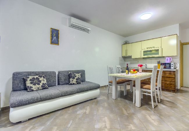 Apartament w Pirovac - Apartament w Pirovac z Widok na morze, taras, Klimatyzacja, WIFI (4925-2) Apartament w Pirovac - Apartament w Pirovac z Widok na morze, taras, Klimatyzacja, WIFI (4925-2)