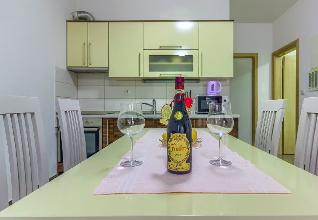 Apartament w Pirovac - Apartament w Pirovac z Widok na morze, taras, Klimatyzacja, WIFI (4925-2) Apartament w Pirovac - Apartament w Pirovac z Widok na morze, taras, Klimatyzacja, WIFI (4925-2)