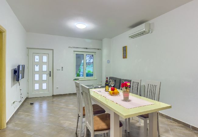 Apartament w Pirovac - Apartament w Pirovac z Widok na morze, taras, Klimatyzacja, WIFI (4925-2) Apartament w Pirovac - Apartament w Pirovac z Widok na morze, taras, Klimatyzacja, WIFI (4925-2)